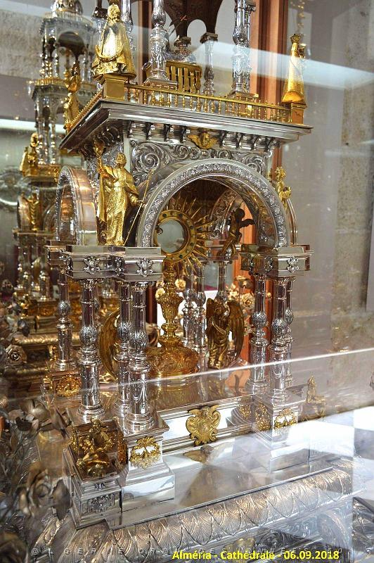 28 LA CATHEDRALE ET LE FORTERESSE DE L INCARNATION (109).JPG